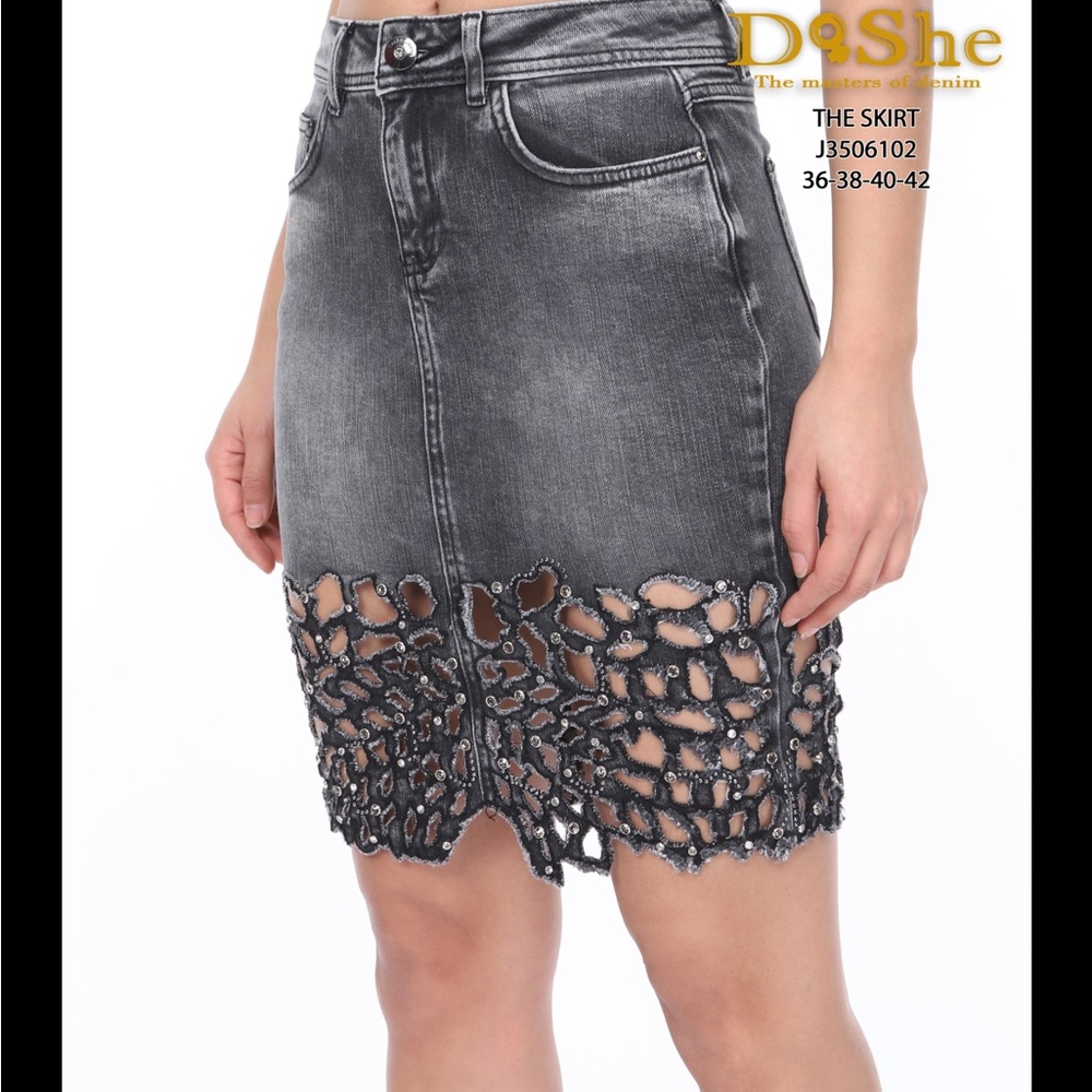 Dishe skirt elegance, and black washed fabric,laser-cut details, and crystal.